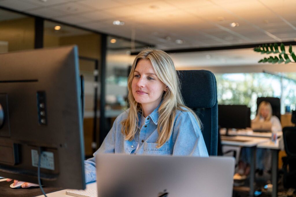 Dame som holder et webinar